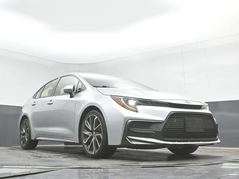Used 2020 Toyota Corolla SE w/ SE Premium Package FWD image 38