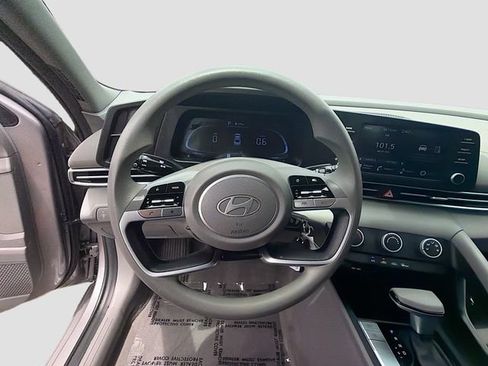 Used 2024 Hyundai Elantra SE FWD image 11