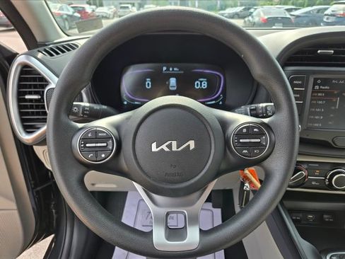 Used 2025 Kia Soul LX w/ LX Technology Package FWD image 29