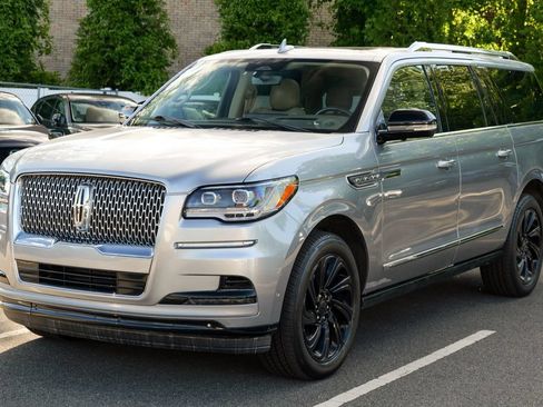 Used 2023 Lincoln Navigator L Reserve AWD/4WD image 3