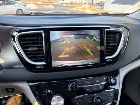 Used 2024 Chrysler Pacifica Touring-L image 16