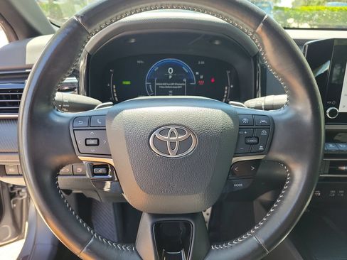 Used 2025 Toyota Camry SE FWD image 19