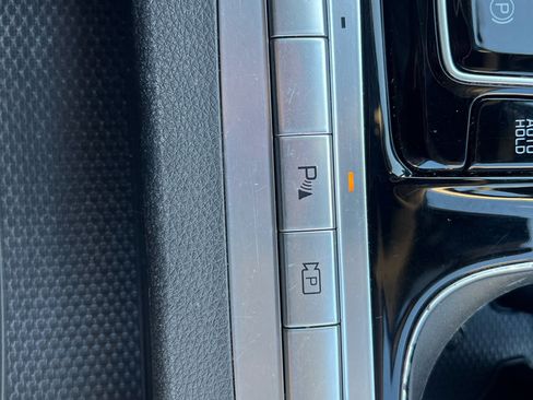 Used 2022 Kia Carnival EX image 23