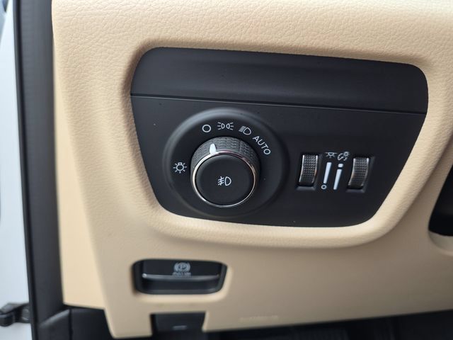 Used 2026 Jeep Grand Cherokee Limited w/ Luxury Tech Group II AWD/4WD image 27