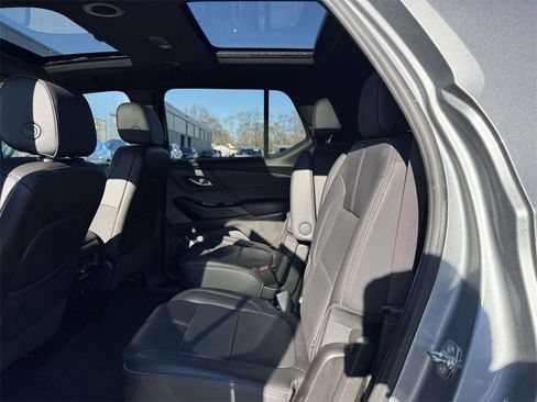 Used 2023 Chevrolet Traverse RS image 9