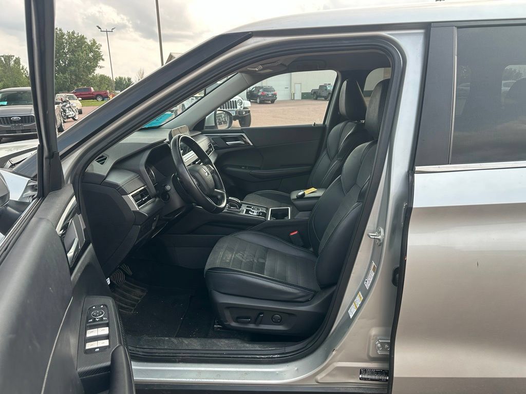 Used 2024 Mitsubishi Outlander SE AWD/4WD image 10