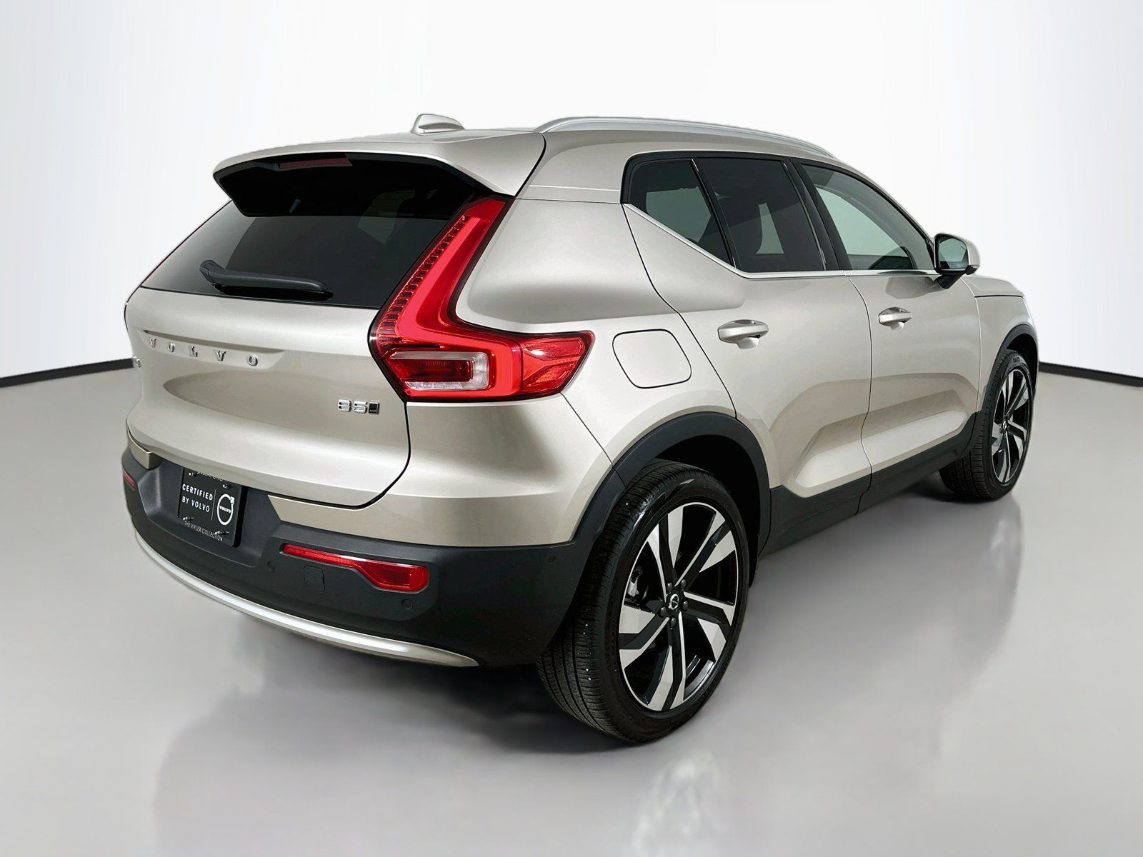 Used 2024 Volvo XC40 B5 Plus w/ Climate Package AWD/4WD image 5
