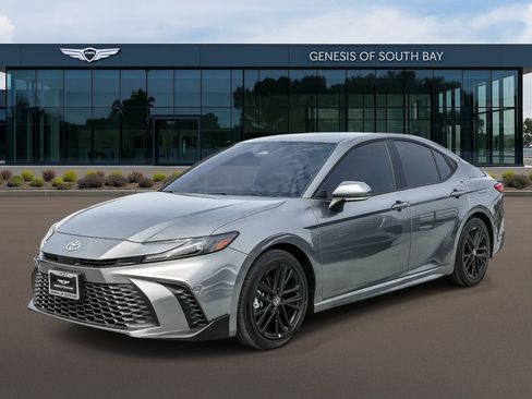 Used 2025 Toyota Camry SE image 1