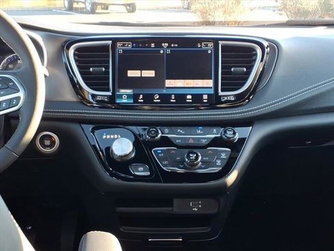 New 2026 Chrysler Pacifica Select image 7