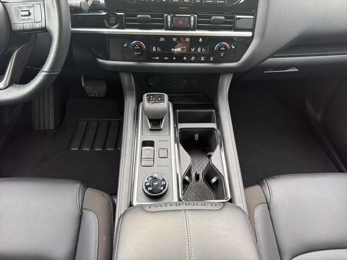 Used 2025 Nissan Pathfinder SL AWD/4WD image 27