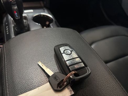 Used 2019 Ford Explorer XLT w/ Equipment Group 202A AWD/4WD image 36