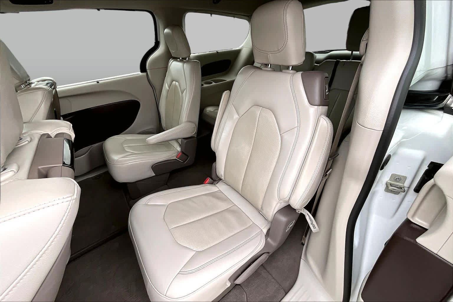 Used 2020 Chrysler Pacifica Touring-L Plus w/ Tire & Wheel Group FWD image 19