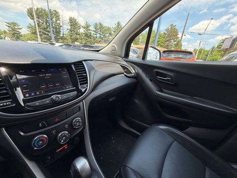 Used 2021 Chevrolet Trax LT w/ Premium Seat Package AWD/4WD image 27