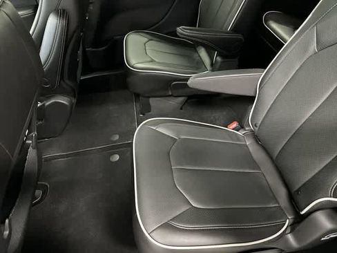 Used 2026 Chrysler Pacifica Limited FWD image 11