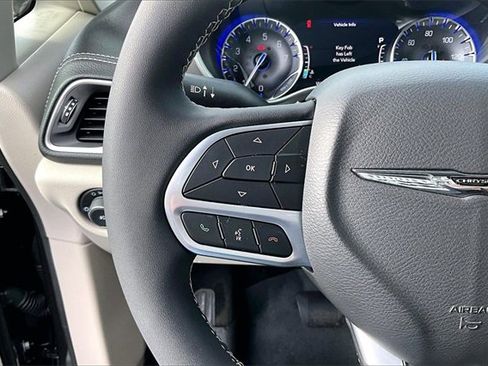 Used 2023 Chrysler Pacifica Touring-L image 17