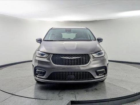 Used 2023 Chrysler Pacifica Touring-L image 12