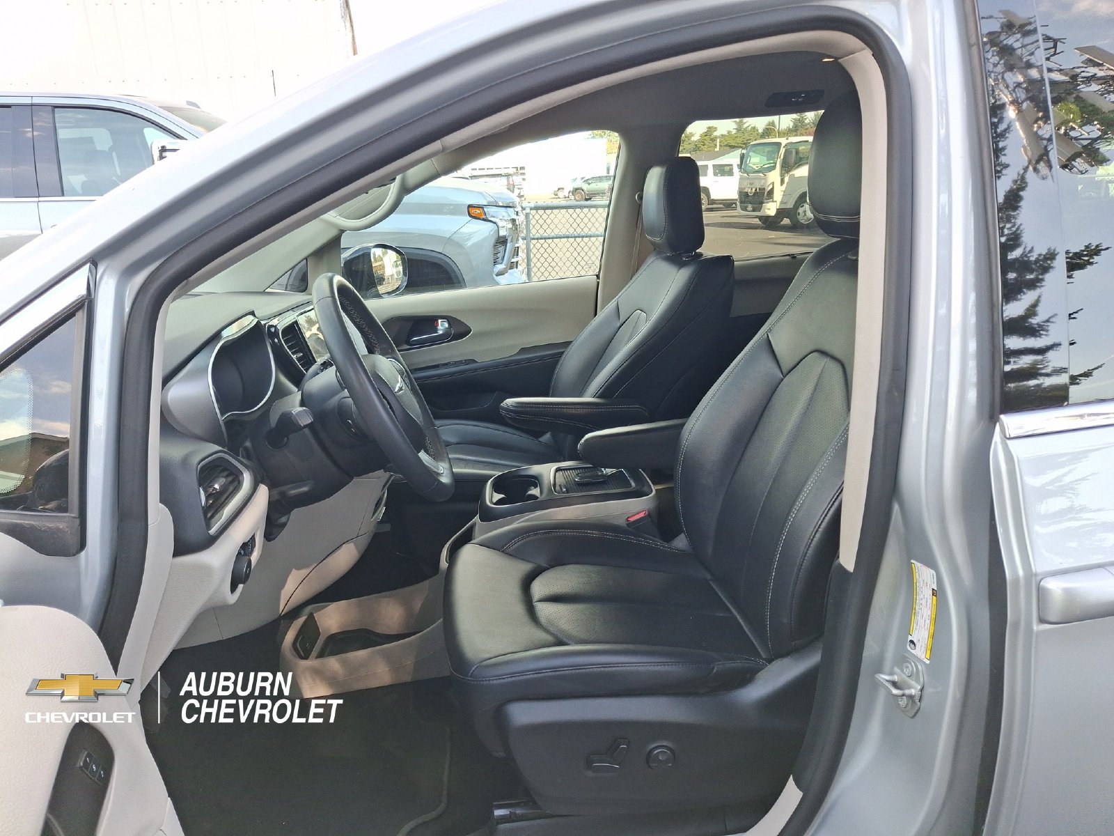Used 2024 Chrysler Pacifica Touring-L FWD image 12