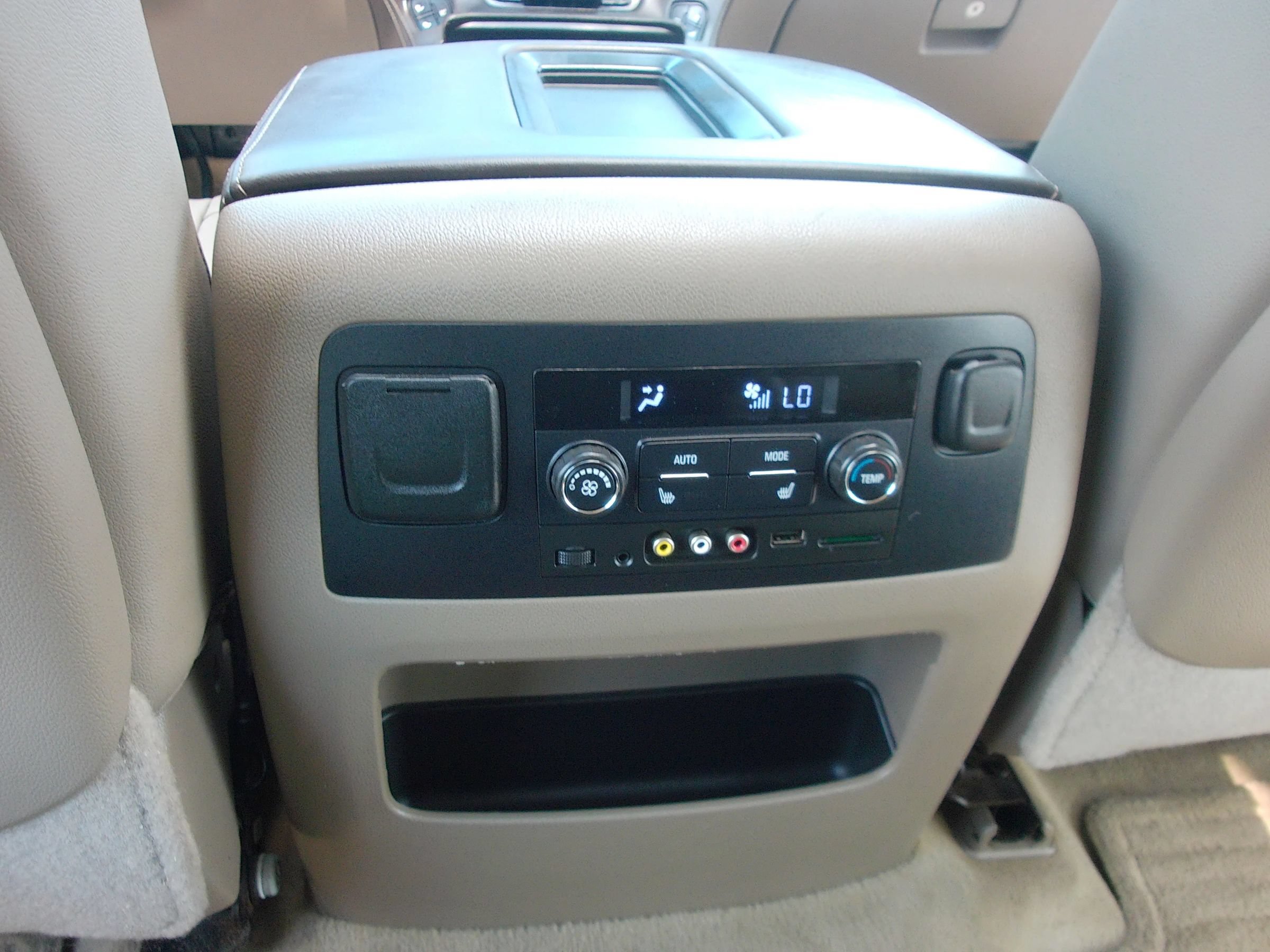 Used 2015 Chevrolet Suburban LTZ RWD image 35