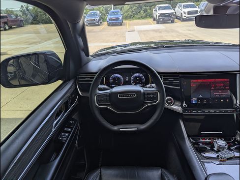 Used 2022 Jeep Wagoneer Series III w/ Premium Group I AWD/4WD image 3