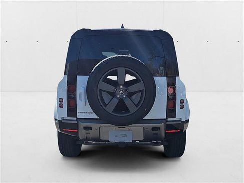 New 2025 Land Rover Defender 110 X-Dynamic SE image 6