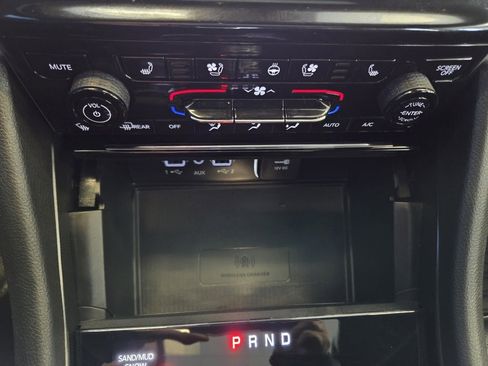 Used 2024 Jeep Grand Cherokee Limited w/ Luxury Tech Group II image 38