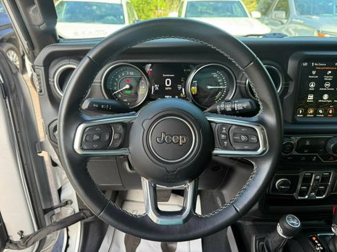 Used 2022 Jeep Wrangler Unlimited Sahara w/ Safety Group AWD/4WD image 5