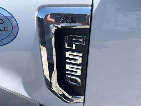 Used 2017 Ford F550 2WD Regular Cab Super Duty image 3