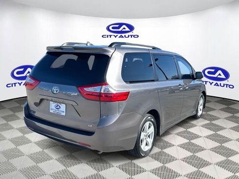 Used 2019 Toyota Sienna LE image 3