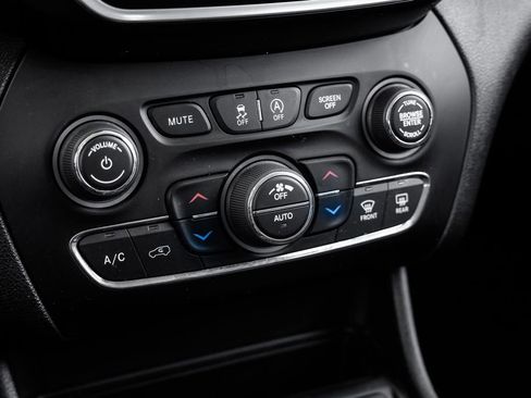 Used 2021 Jeep Cherokee Latitude Lux w/ Comfort/Convenience Group image 35