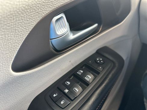 Used 2018 Chrysler Pacifica Touring-L FWD image 26