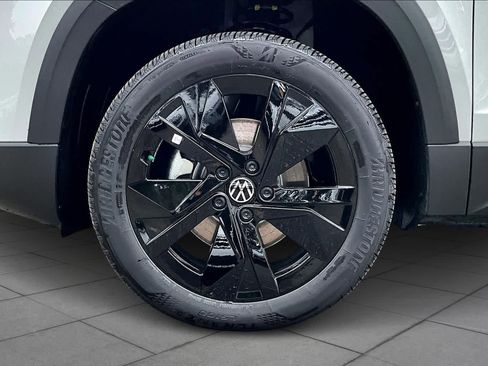 New 2026 Volkswagen Taos SE FWD image 11