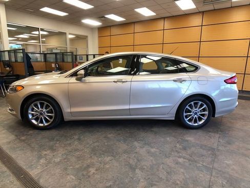 Used 2017 Ford Fusion SE w/ Fusion SE Technology Package FWD image 4
