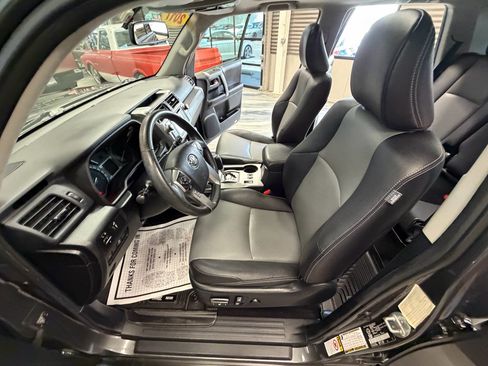 Used 2017 Toyota 4Runner SR5 AWD/4WD image 67