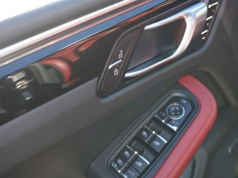 Certified 2024 Porsche Macan AWD/4WD image 16