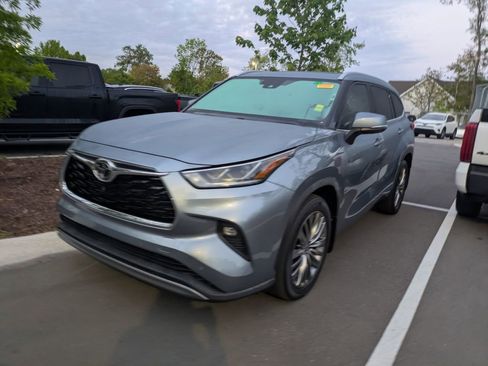 Used 2022 Toyota Highlander Platinum image 4