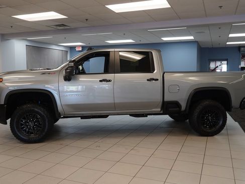 Used 2024 Chevrolet Silverado 2500 ZR2 w/ Technology Package AWD/4WD image 2