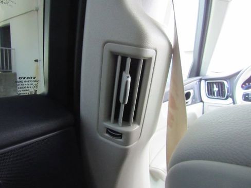 Used 2023 Volvo XC60 B5 Plus w/ Protection Package Premier image 32