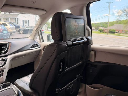 Used 2018 Chrysler Pacifica Touring-L Plus FWD image 19