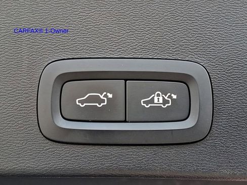 Used 2021 Volvo XC40 T5 Momentum w/ Premium Package image 32