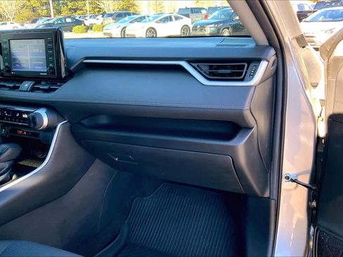 Used 2020 Toyota RAV4 LE image 18