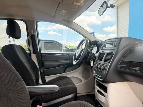 Used 2013 Dodge Grand Caravan SXT FWD image 17