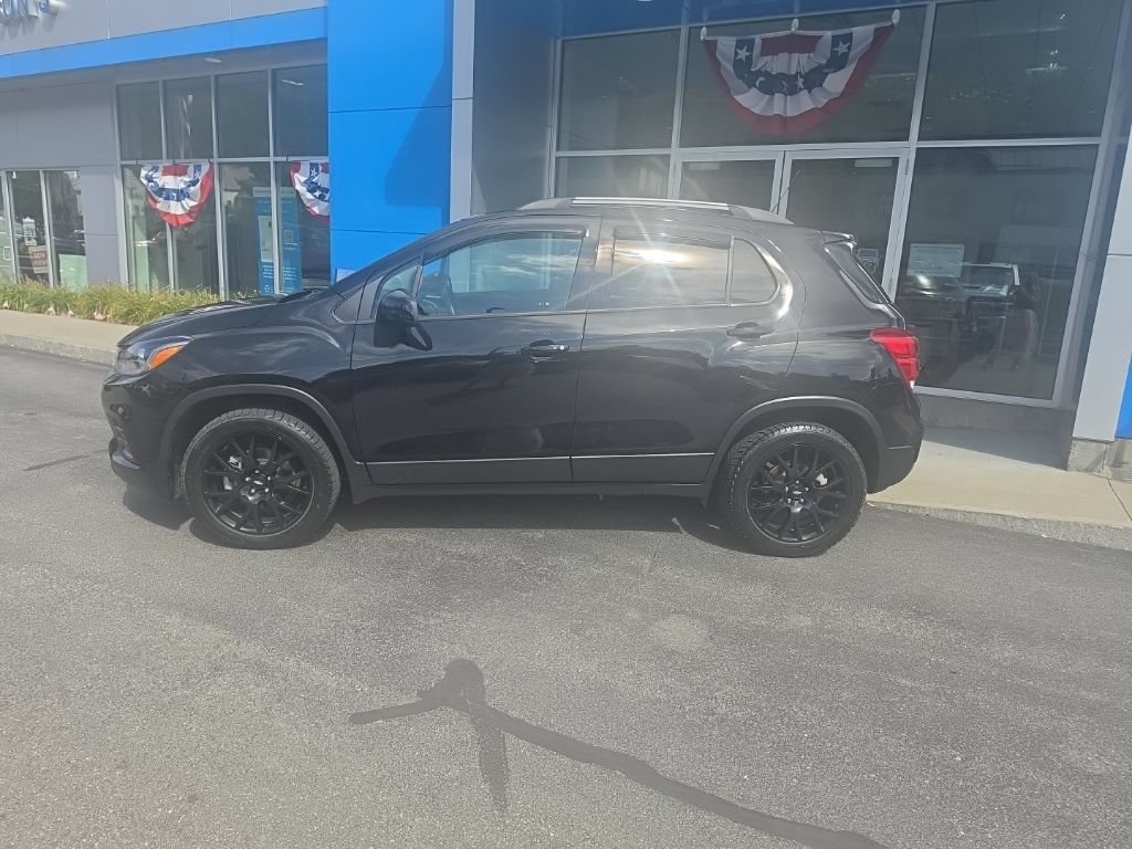 Used 2022 Chevrolet Trax LT w/ Premium Seat Package AWD/4WD image 3