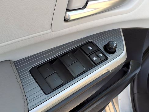 Used 2025 Toyota Sienna XLE FWD image 20
