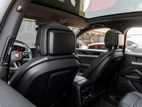 Certified 2025 Porsche Cayenne S AWD/4WD image 27