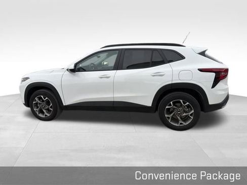 Used 2025 Chevrolet Trax LT w/ LT Convenience Package image 10