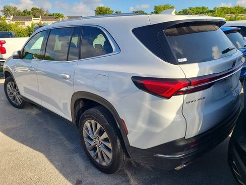Used 2025 Buick Enclave Preferred FWD image 2