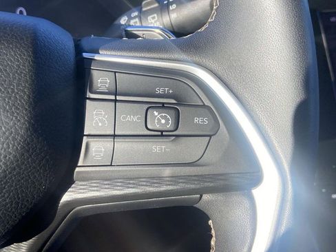 Used 2023 Jeep Grand Cherokee L Laredo image 40