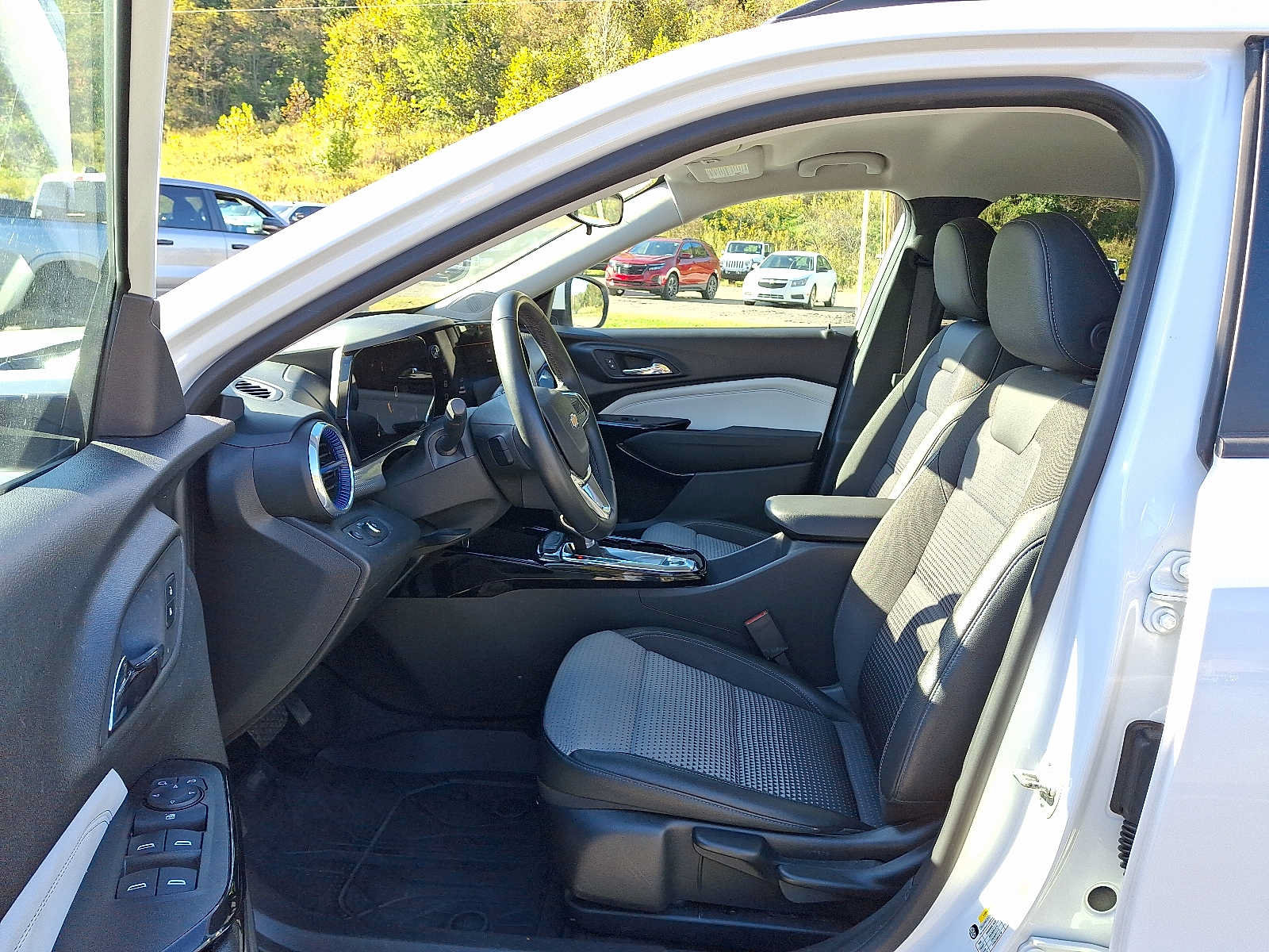 Used 2025 Chevrolet Trax LT w/ Driver Confidence Package FWD image 13