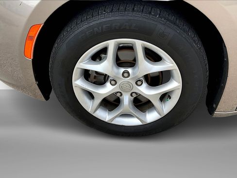 Used 2017 Chrysler Pacifica Touring-L w/ Tire & Wheel Group image 3