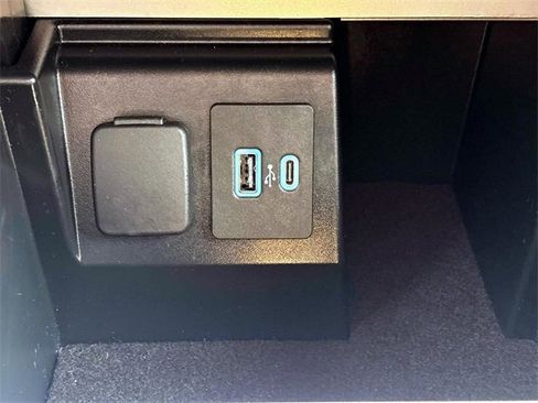 Used 2022 Ford Explorer XLT w/ Equipment Group 202A image 32